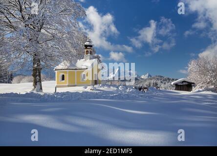 Cappella Maria Rast sul Buckelwiesen con il gruppo Zugspitze nei Monti Wetterstein, Kruen, Werdenfelser Land, alta Baviera, Baviera, Germania Foto Stock