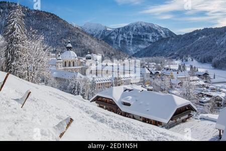 Vista del villaggio con il monastero Ettal, Ettaler Sattel, parco naturale Parco Alpi Ammergau, alta Baviera, Baviera, Germania Foto Stock