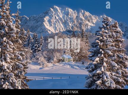 Cappella Maria Rast sul Buckelwiesen con Woerner 2474m nei Monti Karwendel, Kruen, Werdenfelser Land, alta Baviera, Baviera, Germania Foto Stock