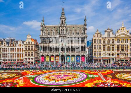 Bruxelles, Belgio - 16 agosto 2018: Grand Place durante il tappeto di fiori festival. Il tema di quest'anno è il Messico. Foto Stock