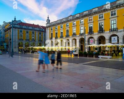 Piazza commerciale, Praca do Comercio, Arco di Trionfo Arco da Rua Augusta, Lisbona, Portogallo Foto Stock