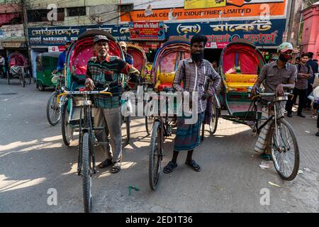 I conducenti di risciò nel bazaar, Dhaka, Bangladesh Foto Stock