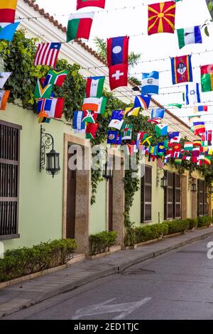 Vista alle bandiere del mondo in 29th Street a Getsemani a Cartagena, Colombia Foto Stock