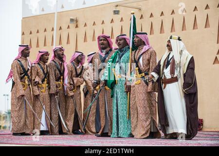 Colorati vestiti uomini tradizionali, al Janadriyah Festival, Riadh, Arabia Saudita Foto Stock