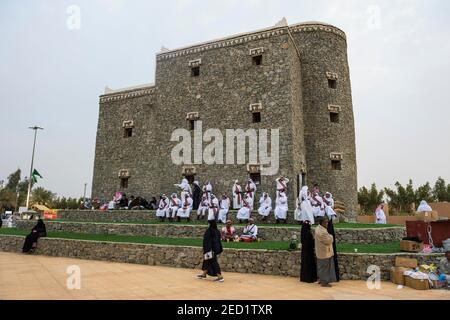 Colorati vestiti uomini tradizionali, al Janadriyah Festival, Riadh, Arabia Saudita Foto Stock