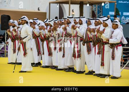 Tradizionali tribesi locali vestiti che ballano al Festival di al Janadriyah, Riadh, Arabia Saudita Foto Stock