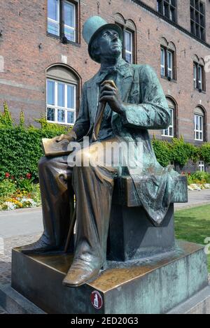 Statua in bronzo di Hans Christian Andersen di fronte al municipio, Copenaghen, Danimarca Foto Stock