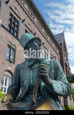 Statua in bronzo di Hans Christian Andersen di fronte al municipio, Copenaghen, Danimarca Foto Stock