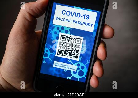 Progettazione concettuale di un possibile passaporto di vaccinazione elettronico Covid-19 utilizzando il codice QR su uno smartphone. Foto Stock