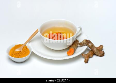 Turmerichtea in tazza, radici e ciotola con polvere, -tè Foto Stock