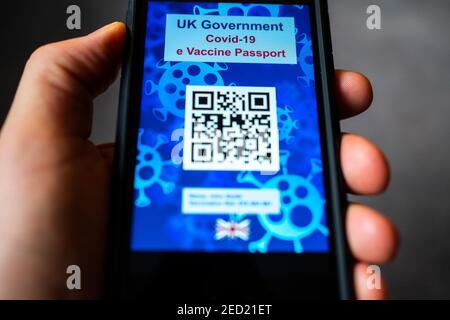 Progettazione concettuale di un possibile passaporto elettronico per la vaccinazione Covid-19 del governo del Regno Unito utilizzando il codice QR su uno smartphone. Foto Stock