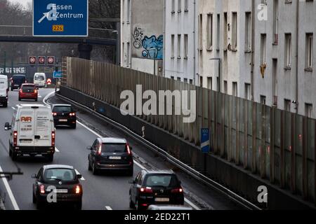 L'autostrada A 40 attraversa la città passando per gli appartamenti in affitto, Essen, Ruhr Area, Nord Reno-Westfalia, Germania Foto Stock