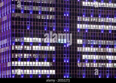 Torre della Magna illuminata di sera, alto edificio degli uffici a Westviertel, Essen, zona della Ruhr, Nord Reno-Westfalia, Germania Foto Stock