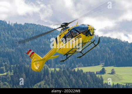 L'elicottero di soccorso OeAMTC Christophorus 14 del tipo Eurocopter 135 vola vicino alla sua base a Oeblarn, Stiria, Austria Foto Stock