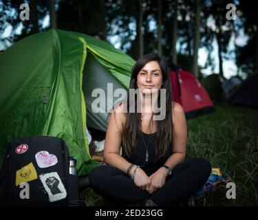 Una attivista femminile di Animal Rebellion siede fuori dalla sua tenda in un campeggio a Brockwell Park, Londra, 31 agosto 2020 Foto Stock