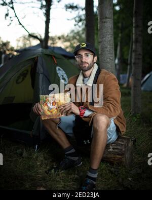 Un attivista maschile di Animal Rebellion siede fuori dalla sua tenda in un campeggio a Brockwell Park, Londra, 31 agosto 2020 Foto Stock