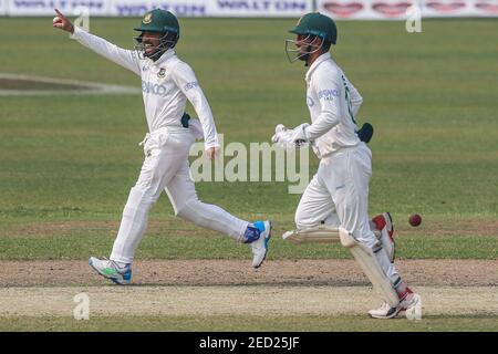 Liton Das (M) e Mominul Haque (L) del Bangladesh festeggiano dopo il licenziamento di Jermaine Blackwood delle Indie Occidentali (non foto) durante il quarto giorno del secondo incontro di cricket tra le Indie Occidentali e il Bangladesh allo Sher-e-Bangla National Cricket Stadium di Dhaka. Foto Stock