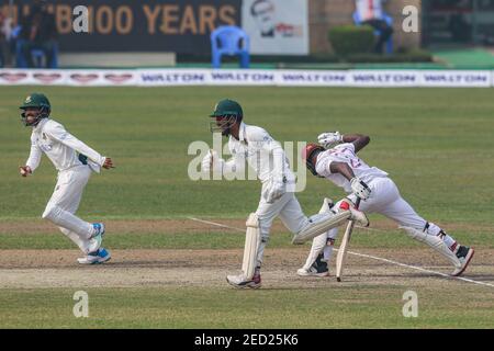 Liton Das (M) e Mominul Haque (L) del Bangladesh festeggiano dopo il licenziamento di Jermaine Blackwood (R) delle Indie Occidentali durante il quarto giorno della seconda partita di cricket tra le Indie Occidentali e il Bangladesh allo Sher-e-Bangla National Cricket Stadium di Dhaka. Foto Stock