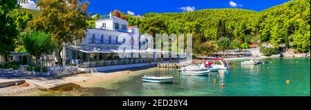 Il meglio dell'isola di Skopelos - pittoresco villaggio di pescatori Agnontas, con taverne tradizionali sulla spiaggia. Sporadi, Grecia Foto Stock