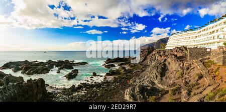 Isola di Tenerife, rocce impressionanti di Los Gigantes, popolare località turistica nelle isole Canarie Foto Stock