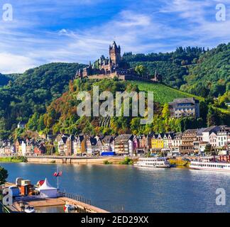 Viaggi e monumenti della Germania - città medievale Cochem popolare per crociere fluviali Foto Stock