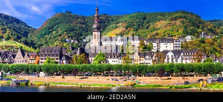 Viaggi e monumenti della Germania - città medievale Cochem popolare per crociere fluviali Foto Stock