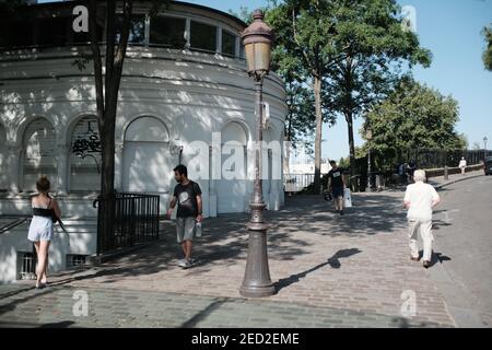 MONTMARTRE, PARIGI - 29 GIUGNO 2019: Turisti e locali su Rue du Cardinal Dubois accanto al Funiculaire a Montmartre. Foto Stock