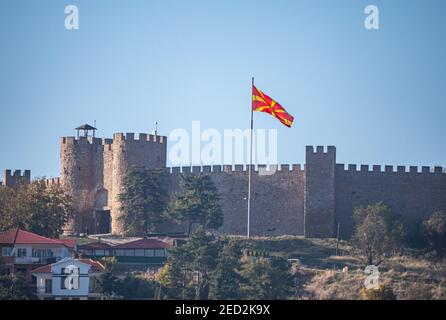 bandiera macedonia nella città vecchia di Ohrid Foto Stock