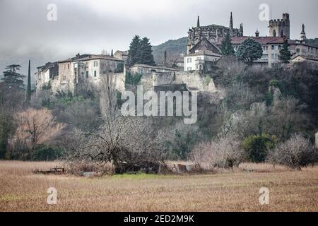 Viviers in un foggy giorno d'inverno Ardèche dipartimento nel Regione Auvergne-Rhône-Alpes Francia Foto Stock