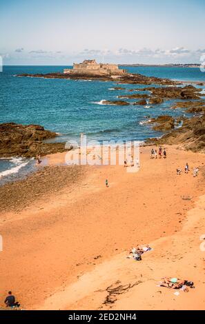 Spiaggia e Fort fortezza nazionale a Saint-Malo, sull'isola di marea Petit Be, Francia, con clima ventoso e bassa marea. Forte è stato costruito nel 17 ° secolo. Foto Stock