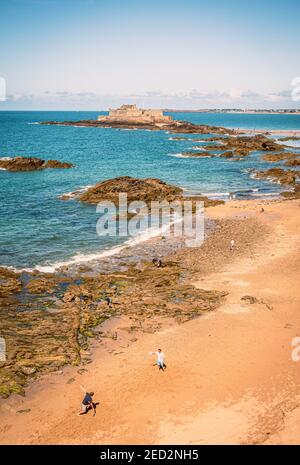 Spiaggia e Fort fortezza nazionale a Saint-Malo, sull'isola di marea Petit Be, Francia, con clima ventoso e bassa marea. Forte è stato costruito nel 17 ° secolo. Foto Stock