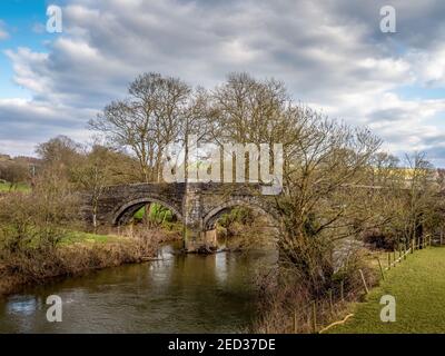 Fiume Tamar e Higher New Bridge vicino Launceston, sul confine tra Devon e Cornovaglia, Inghilterra. Foto Stock