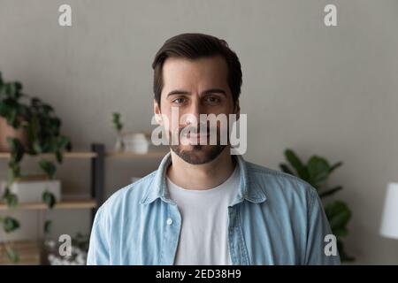 Ritratto del headshot di un uomo millenario con bearded che indossa abiti casual Foto Stock