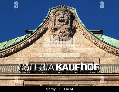 Scultura sul tetto di rame del negozio Galeria Kaufhof A Duesseldorf Foto Stock