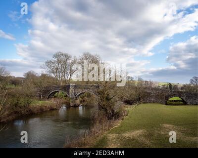 Fiume Tamar e Higher New Bridge vicino Launceston, sul confine tra Devon e Cornovaglia, Inghilterra. Foto Stock