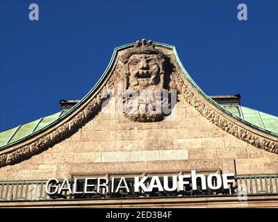 Scultura sul tetto di rame del negozio Galeria Kaufhof A Duesseldorf Foto Stock