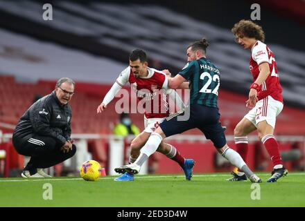 Dani Ceballos di Arsenal e Jack Harrison di Leeds United combattono per la palla nei confronti del manager Marcelo Bielsa di Leeds United (a sinistra) e David Luiz di Arsenal (a destra) durante la partita della Premier League all'Emirates Stadium di Londra. Data immagine: Domenica 14 febbraio 2021. Foto Stock