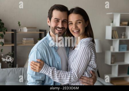 La giovane coppia amorevole sposo sposo si abbracciano nel soggiorno Foto Stock