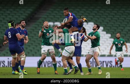 Il francese Teddy Thomas (centro) raccoglie possesso durante la partita Guinness Six Nations allo stadio Aviva di Dublino. Data immagine: Domenica 14 febbraio 2021. Foto Stock