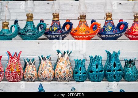 Tradizionali lampade a cherosene fatte a mano, vasi e portacandele venduti di fronte al negozio. Foto Stock