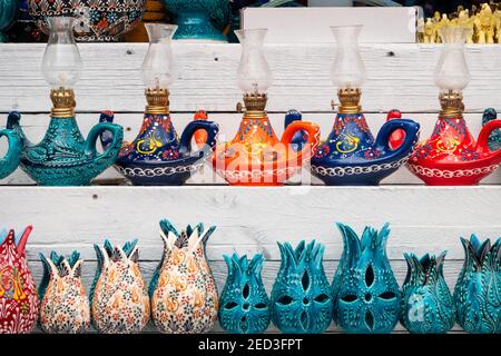 Tradizionali lampade a cherosene fatte a mano, vasi e portacandele venduti di fronte al negozio. Foto Stock