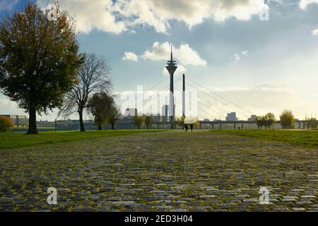 Scenario autunnale Moody a Düsseldorf, Germania. Vista dal quartiere di Oberkassel alla torre del Reno. Foto Stock