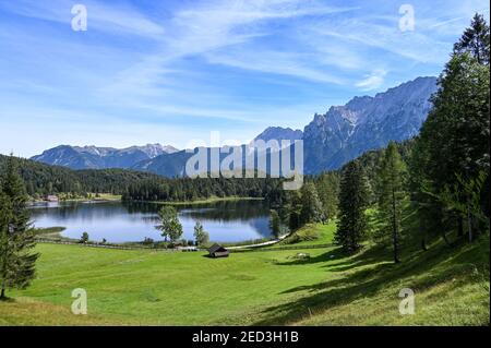 Lago di Lautersee vicino Mittenwald sulle montagne di Karwendel su un giorno di sole Foto Stock