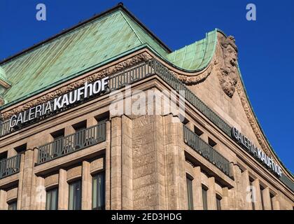 Costruzione con tetto in rame del negozio Galeria Kaufhof in Duesseldorf Foto Stock