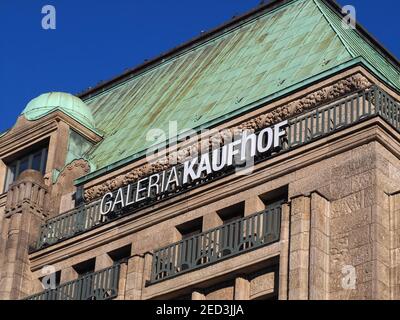 Costruzione con tetto in rame del negozio Galeria Kaufhof in Duesseldorf Foto Stock