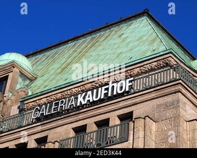 Costruzione con tetto in rame del negozio Galeria Kaufhof in Duesseldorf Foto Stock