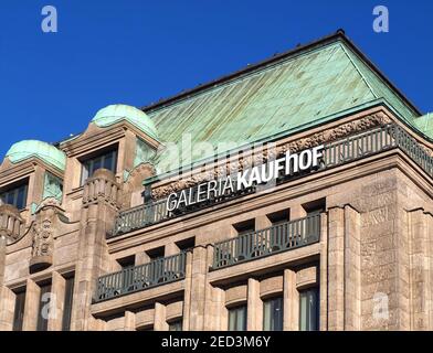 Costruzione con tetto in rame del negozio Galeria Kaufhof in Duesseldorf Foto Stock