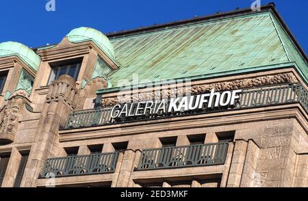 Costruzione con tetto in rame del negozio Galeria Kaufhof in Duesseldorf Foto Stock