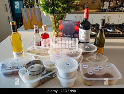 Un menu di degustazione di 7 portate per il giorno di San Valentino con vini abbinati da preparare a casa dallo chef Paul Wedgwood, Scozia, Regno Unito Foto Stock