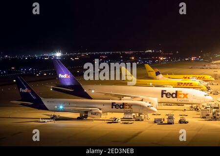 Vista notturna di FedEx e DHL Cargo Aircraft a Colonia Aeroporto di Bonn marzo 2019 Foto Stock